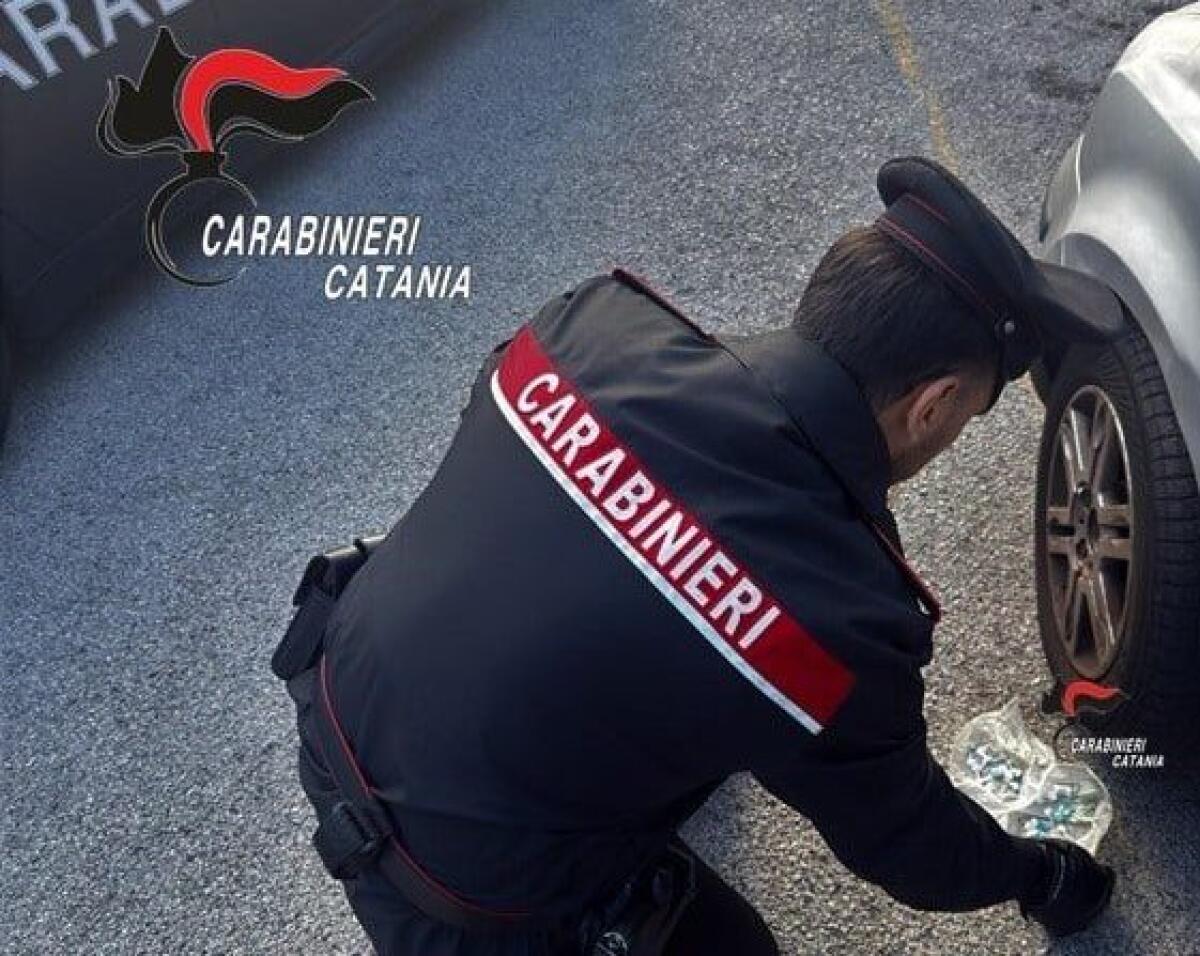 Catania, fugge ai Carabinieri per 10 km a tutta velocità: bloccato con droga e patente falsa - 
