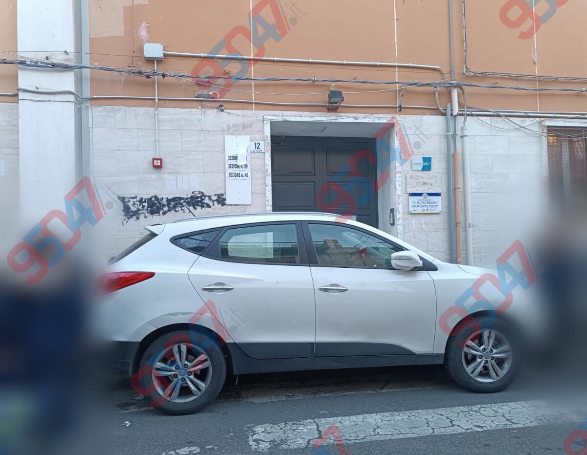 Paternò, auto parcheggiata sulle strisce davanti alla scuola: ingresso bloccato - 