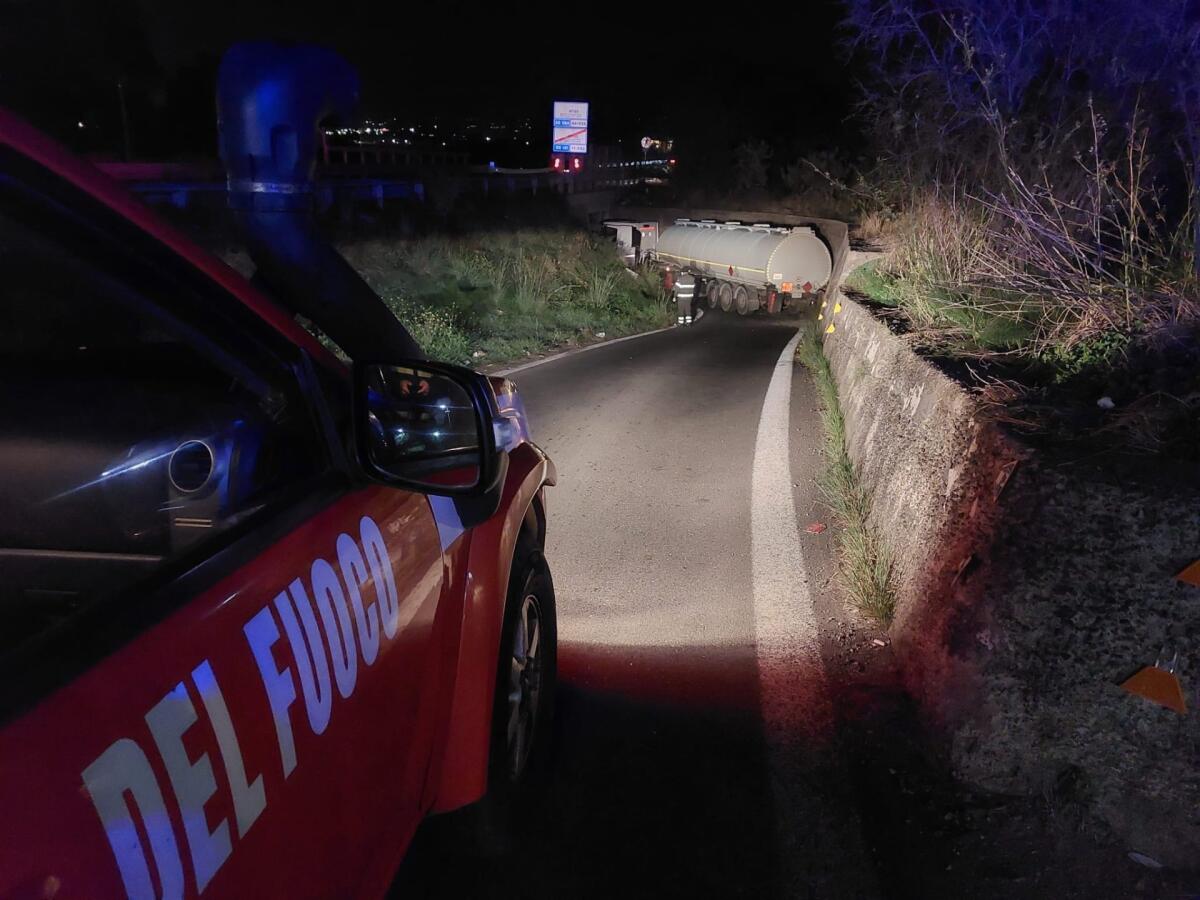 Paternò, mezzo bloccato allo svincolo: impossibile entrare in città. Code anche sulla SS121 - 