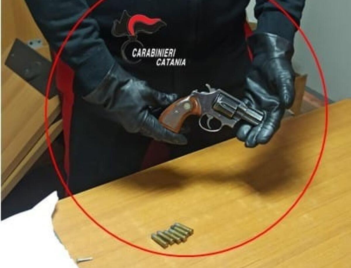Paura a Catania: uomo impugna una pistola e minaccia i vicini di casa: arrestato 74enne - 