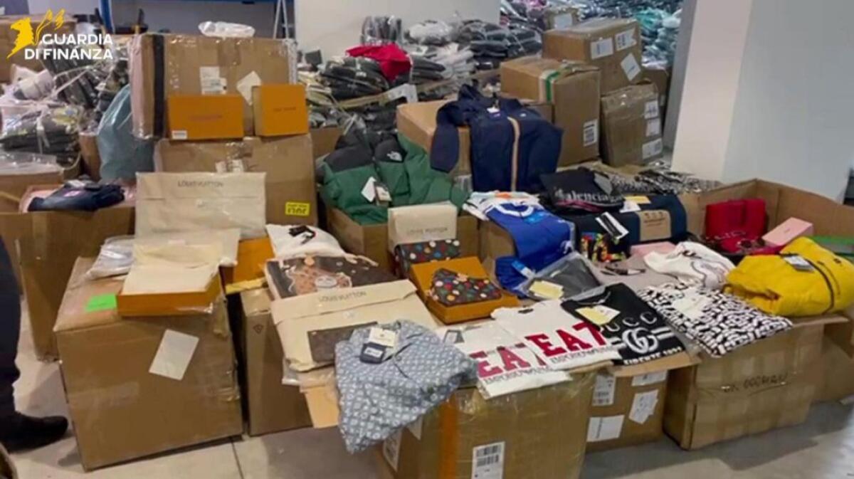 Maxi operazione contro il falso tra Catania e Misterbianco sequestrati 2 milioni di capi falsi, valore oltre 15 milioni di euro - 