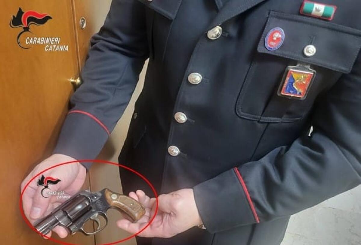 I Carabinieri denunciano due giovani adraniti: giravano di notte con pistola a salve priva di tappo rosso - 