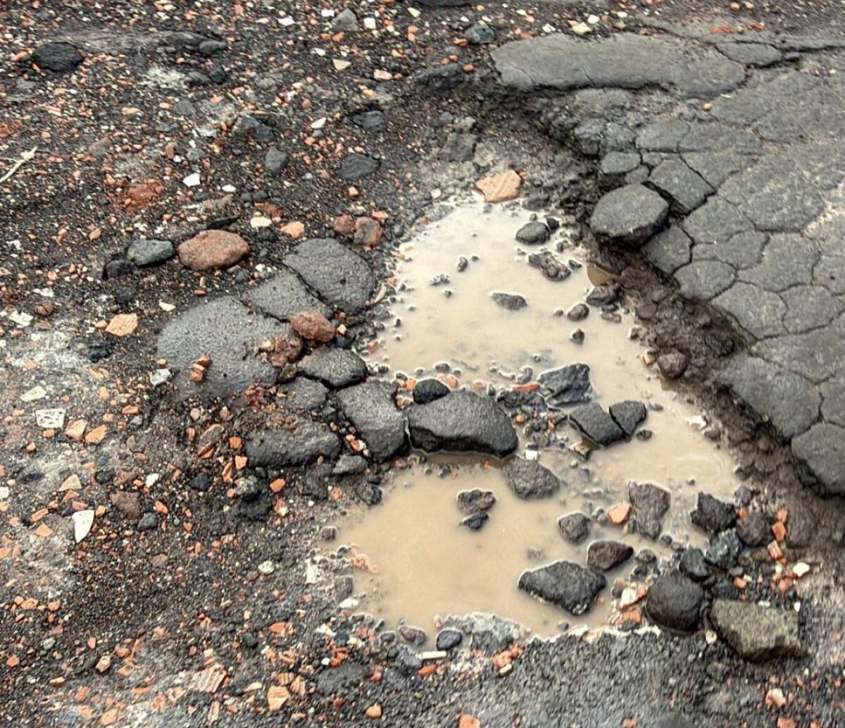 Paternò–Belpasso, "Salita delle tre case” : dopo mesi la situazione peggiora. Con la pioggia salta il manto stradale - 