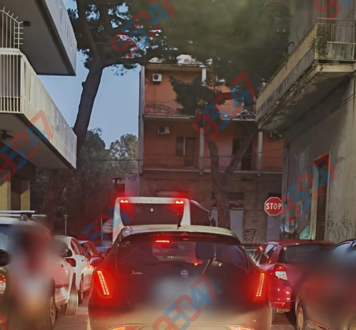 Paternò, autobus FCE bloccato in via Rizzo: sosta selvaggia paralizza il traffico per oltre 20 minuti - 