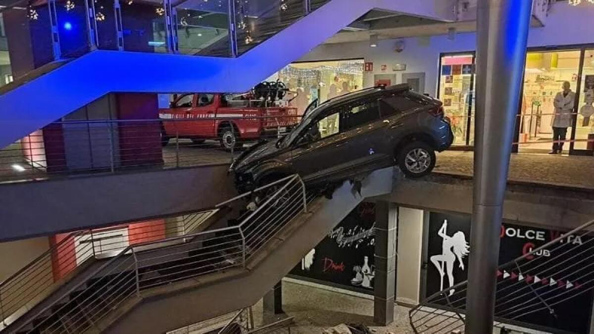Bergamo, sbaglia manovra e finisce con l'auto in bilico sulle scale del centro commerciale - 