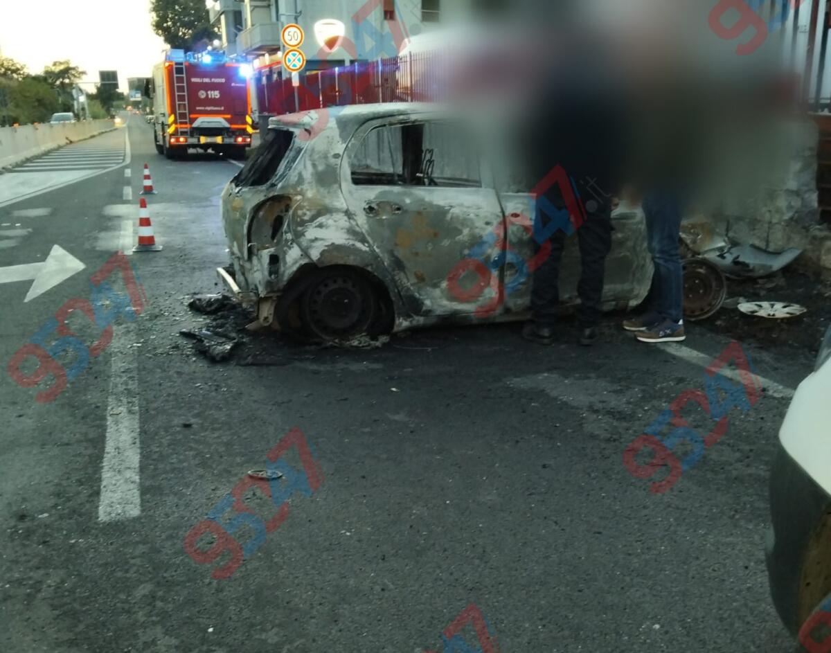 Acireale, paura sulla SS114: auto si schianta contro un muro e prende fuoco. Ferite madre e figlia - 