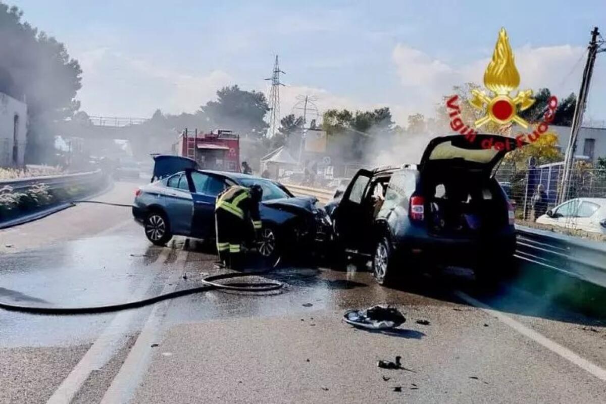 Grave incidente sulla Palermo–Sciacca: scontro frontale tra due auto, una prende fuoco. Quattro feriti - 