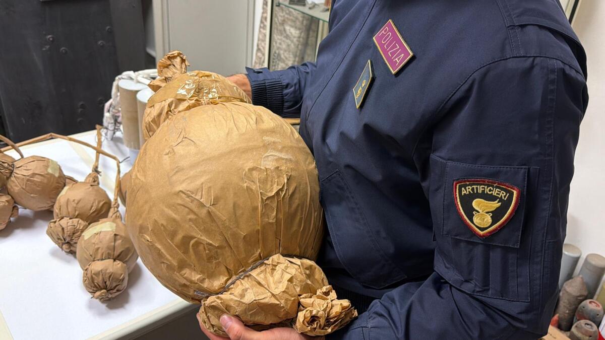 Santa Venerina, trasportavano in furgone 220 kg di esplosivo destinati a uno spettacolo pirotecnico abusivo: tre arresti - 