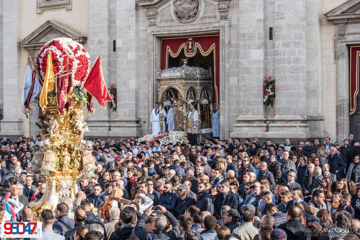 Paternò, la Commissione taglia i fondi per Santa Barbara: budget a 175mila euro, meno fuochi e illuminazione, invariati i contributi ai cerei - 