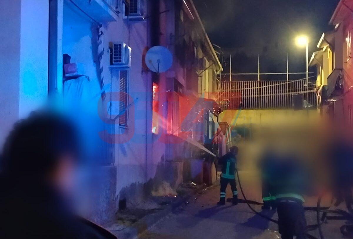 Paura nella notte a Paternò: incendio in un appartamento di via Giovanni Verga, due persone trasferite in ospedale - 