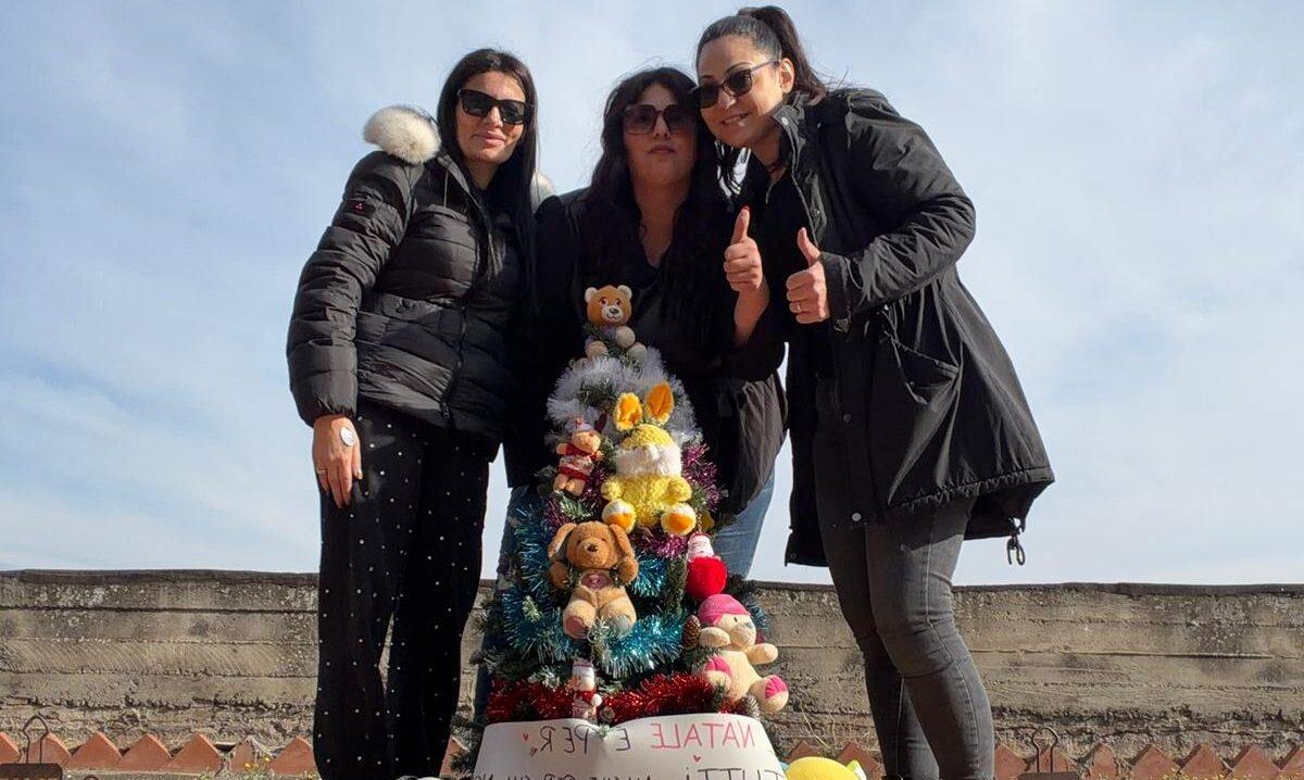 Paternò, un albero di Natale al cimitero per i bambini che non ci sono più: il gesto silenzioso e commovente di alcune mamme - 