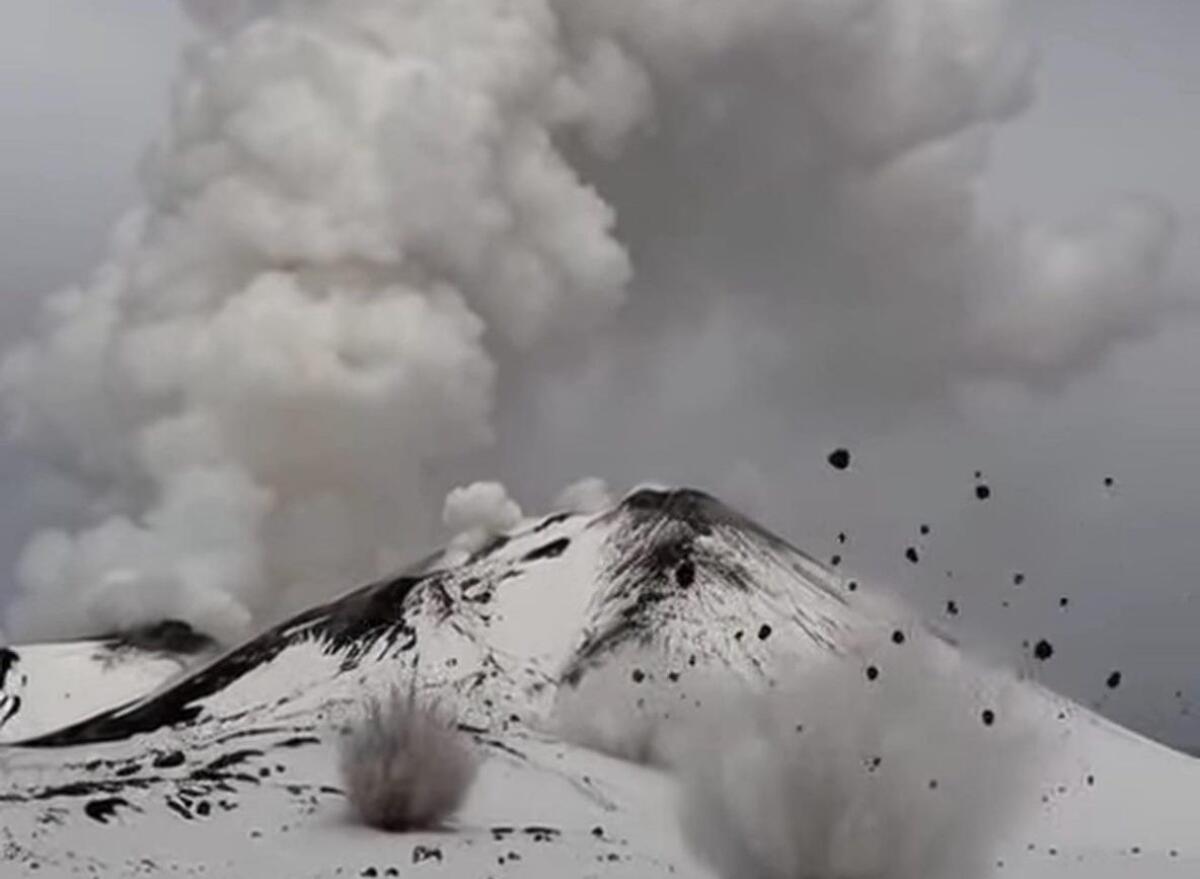 Quel video dell’Etna che lancia “bombe” sulla neve? È un fake: «Non condividetelo» - 