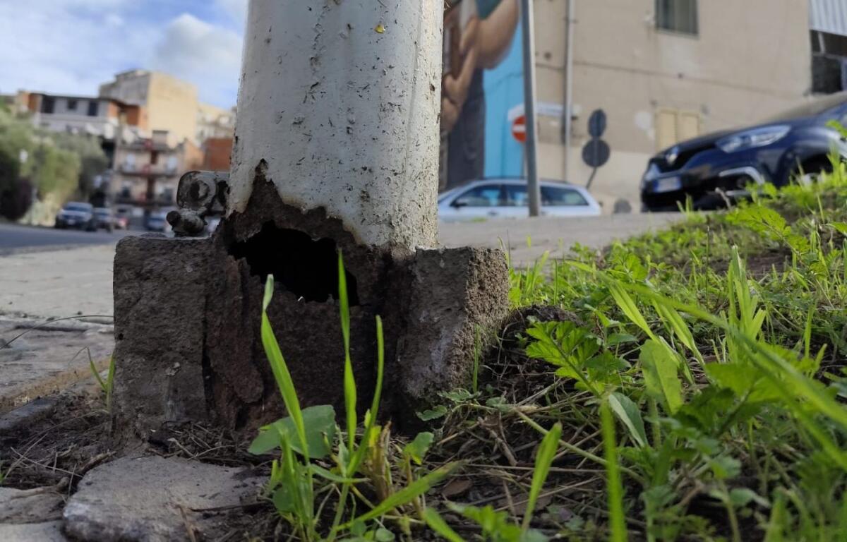 Paternò, segnalazione: palo della pubblica illuminazione a rischio caduta davanti all’ospedale S. Salvatore - 