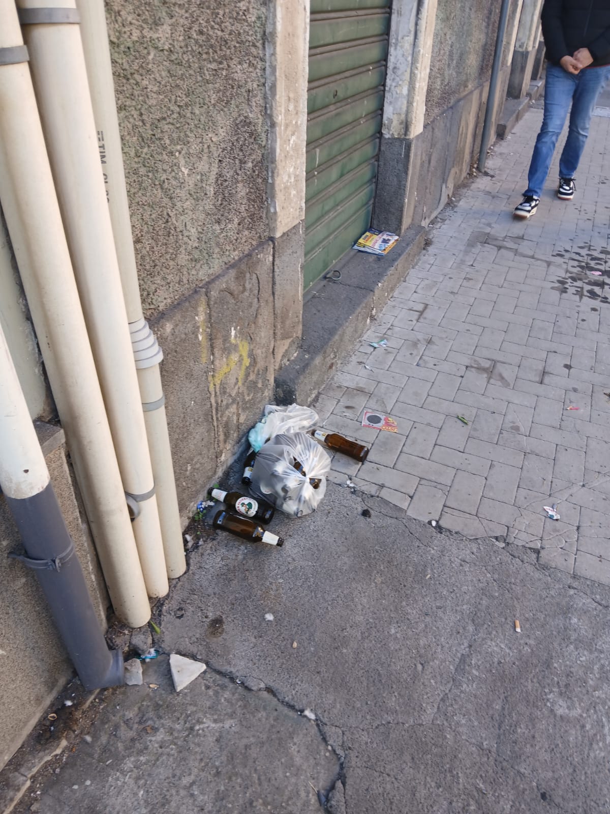 Paternò, segnalazione dal centro storico: “Scene di degrado in via G.B. Nicolosi. Siamo stufi”