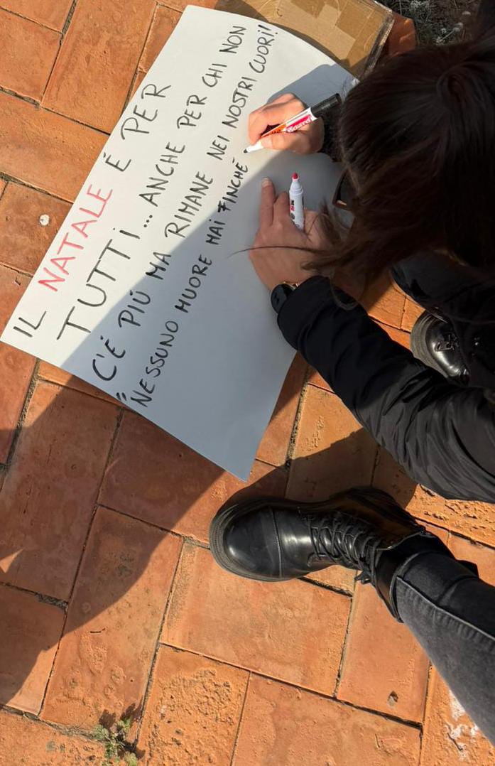 Paternò, un albero di Natale al cimitero per i bambini che non ci sono più: il gesto silenzioso e commovente di alcune mamme