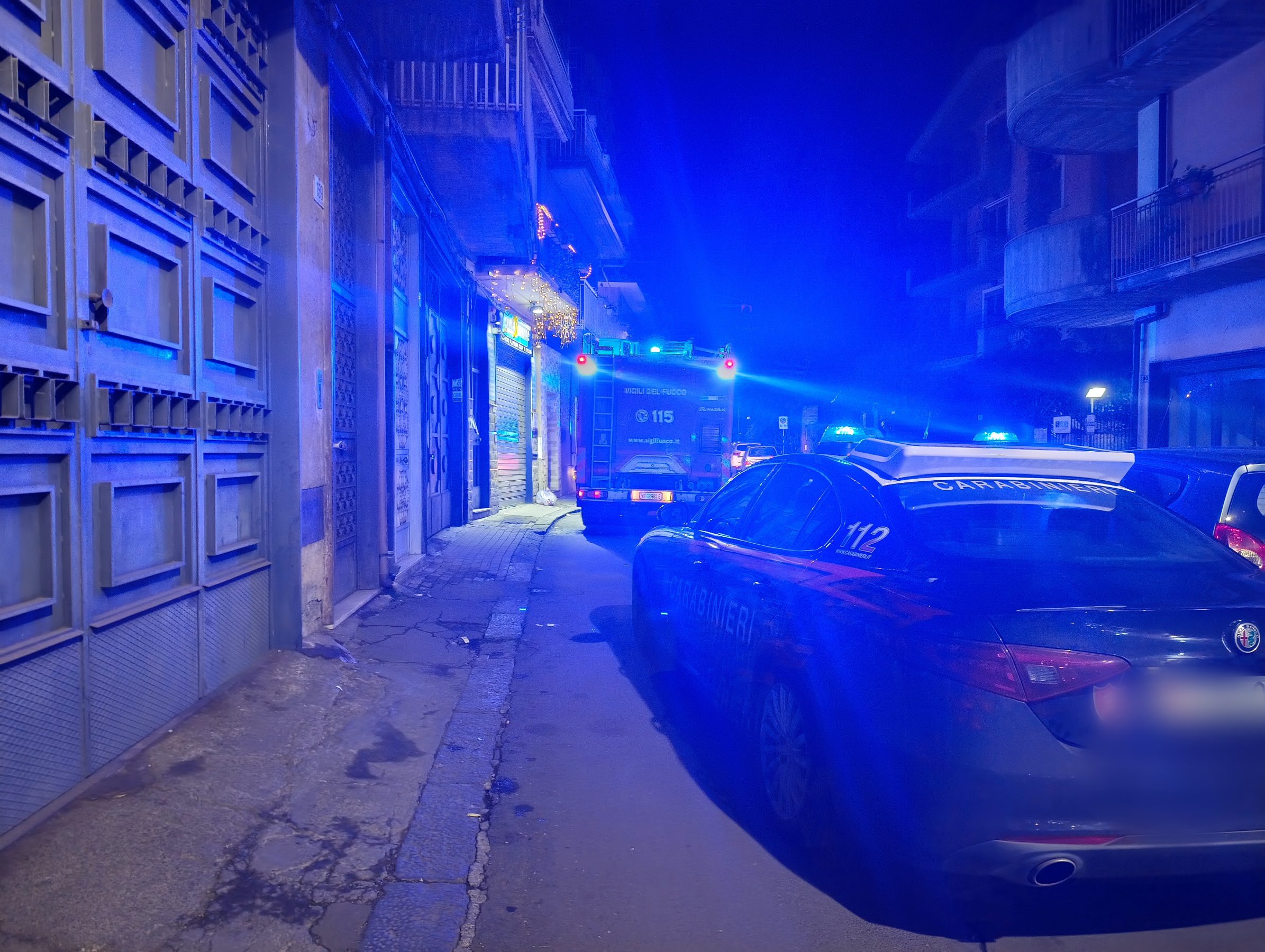 Paura a Paternò, principio di incendio in un condominio di via Libertà: vvf e carabinieri sul posto