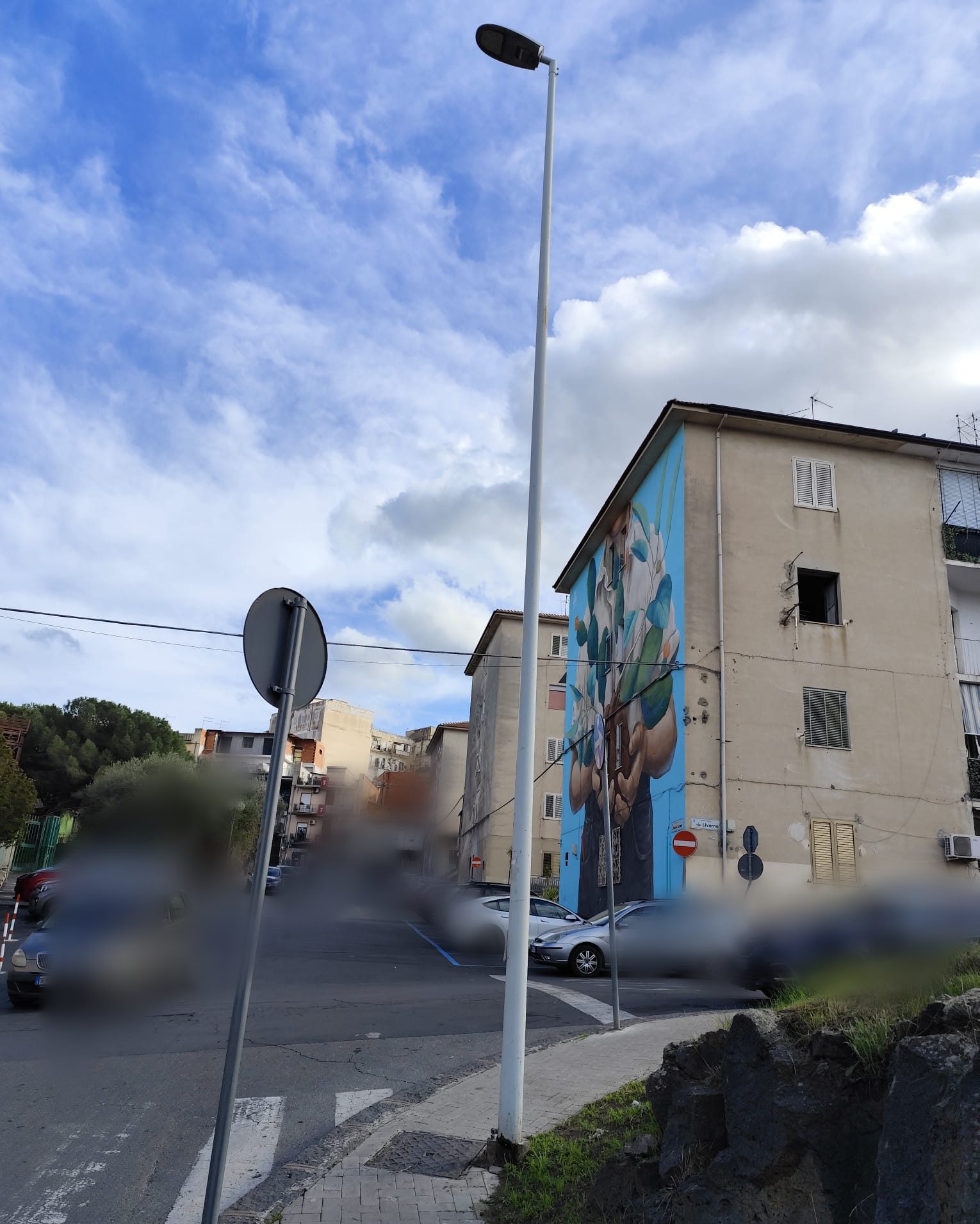 Paternò, segnalazione: palo della pubblica illuminazione a rischio caduta davanti all’ospedale S. Salvatore