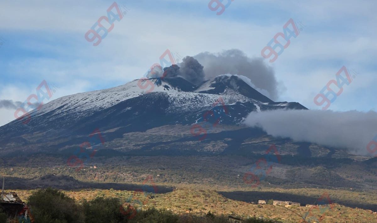 Etna, piccoli sbuffi scuri dalla cima: fenomeno lieve ma molto evidente