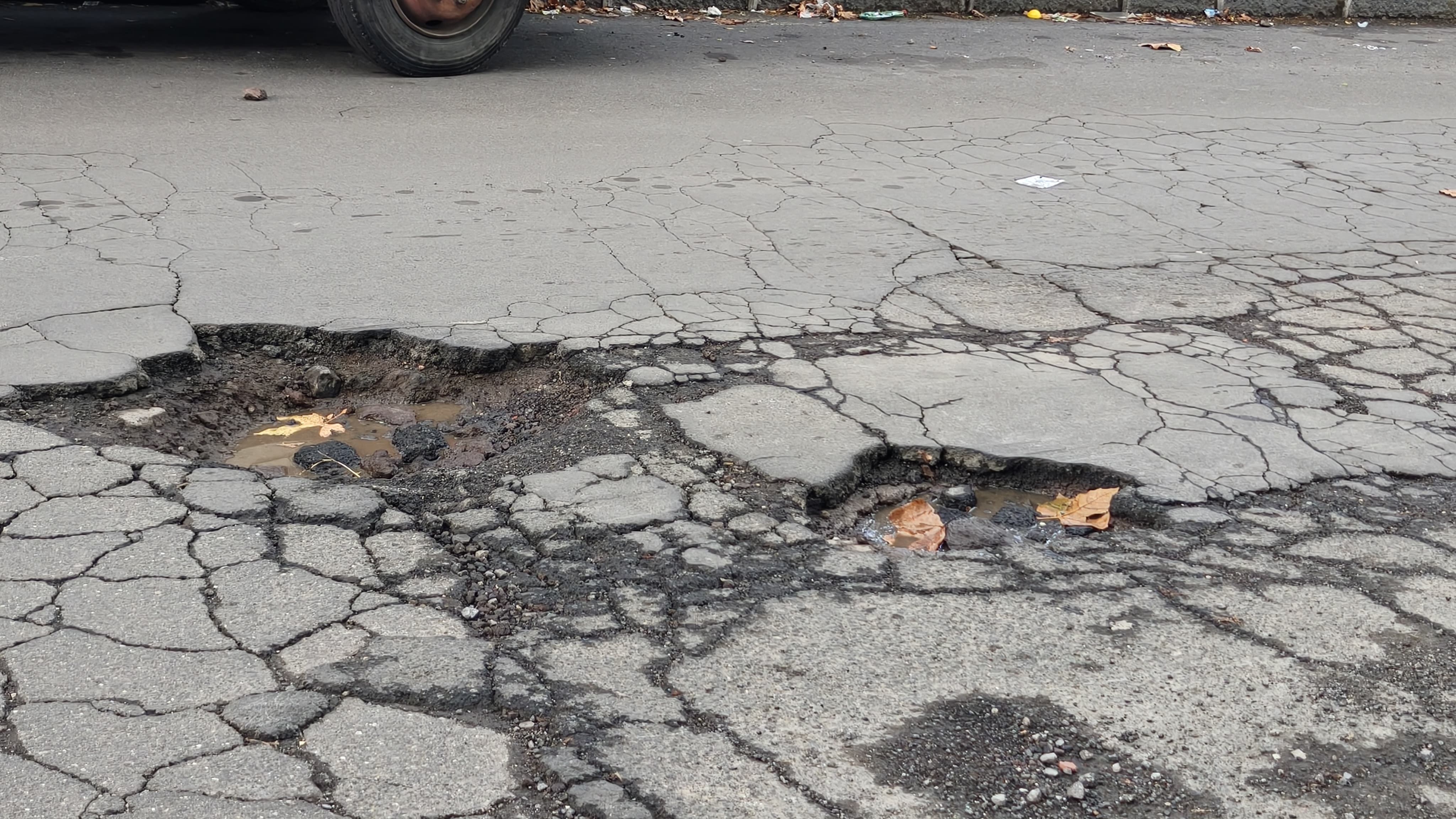 Paternò, buche pericolose in Viale dei Platani: danni a gomme e sospensioni, situazione indecente
