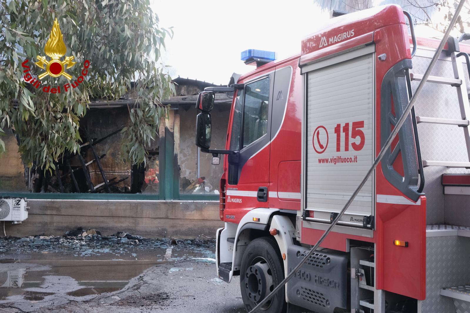 Catania, fiamme distruggono centro benessere e due negozi: brucia ancora la Zona Industriale