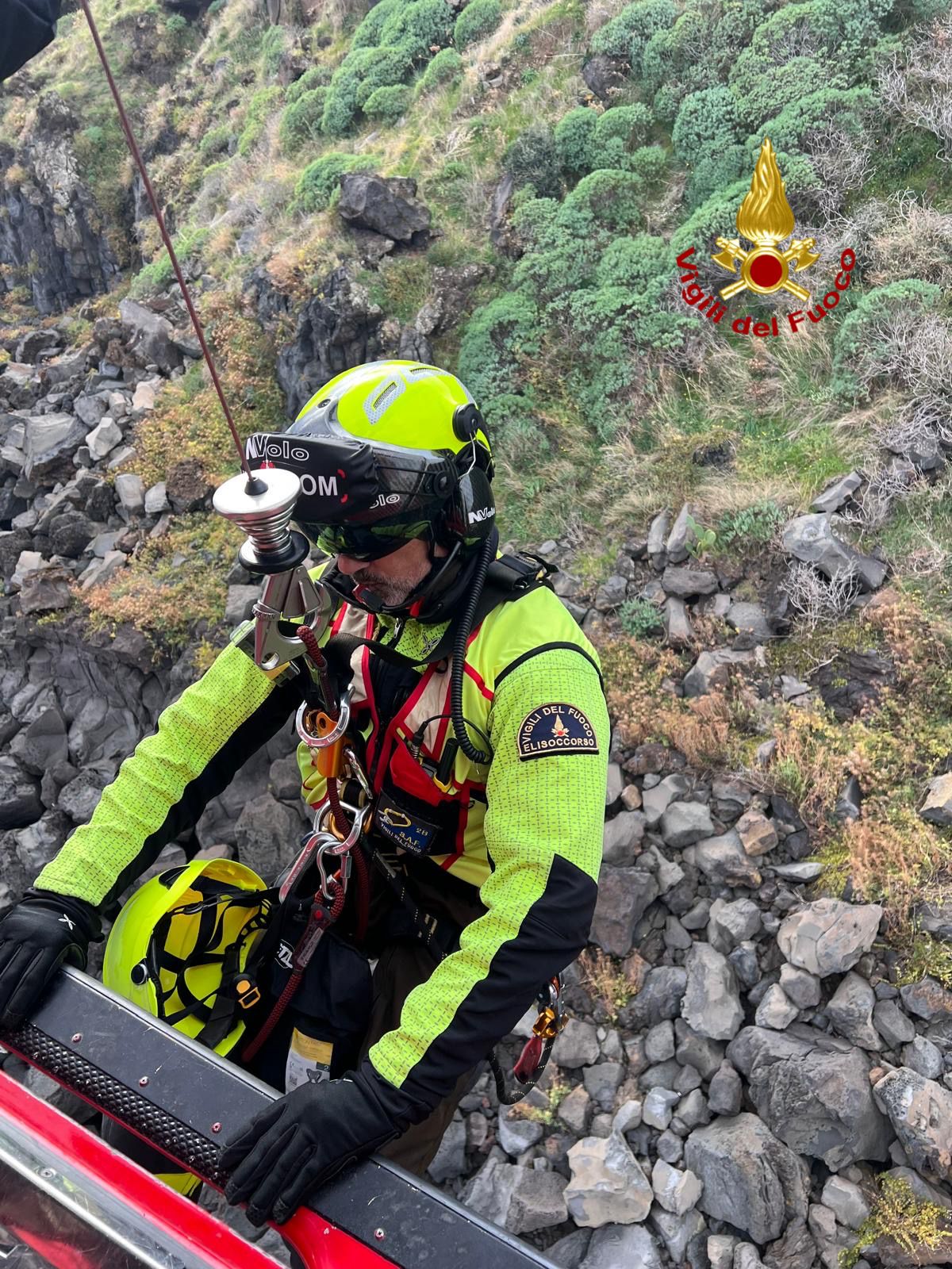 Acireale, cade sulla scogliera della Timpa, intervento aereo dei Vigili del Fuoco per salvare una 58enne