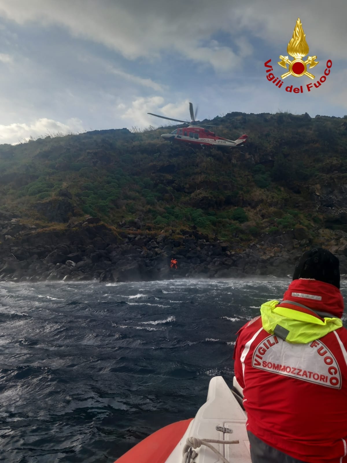 Acireale, cade sulla scogliera della Timpa, intervento aereo dei Vigili del Fuoco per salvare una 58enne