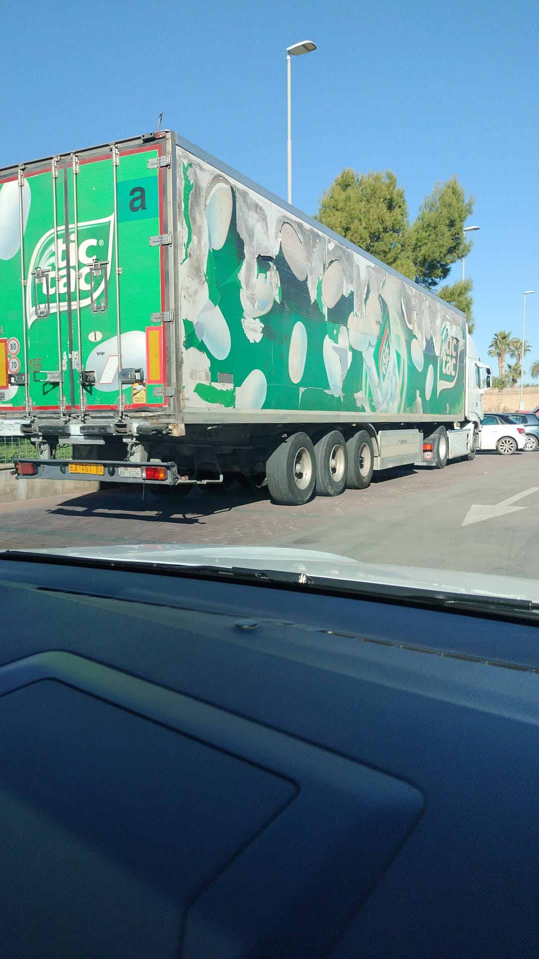 Momenti di paura a Comiso: tir finisce fuori strada, autista catanese grave. Possibile malore alla guida