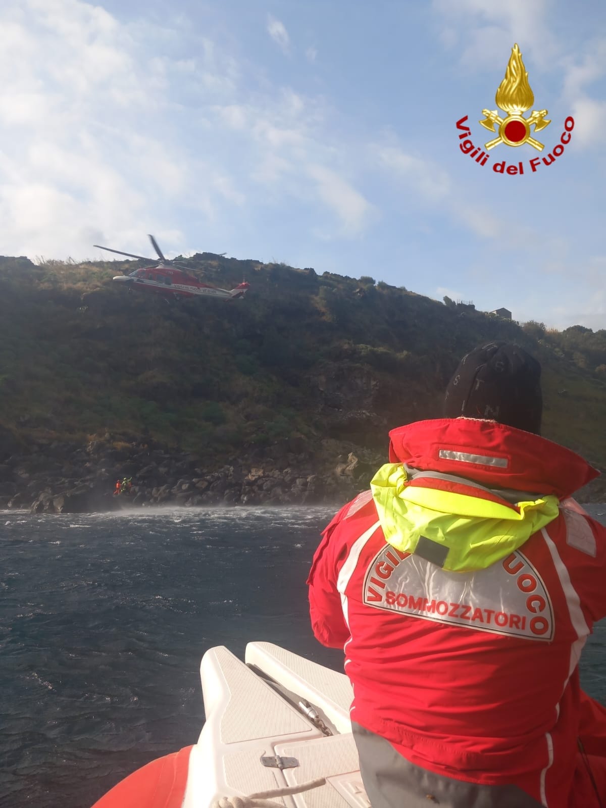 Acireale, cade sulla scogliera della Timpa, intervento aereo dei Vigili del Fuoco per salvare una 58enne