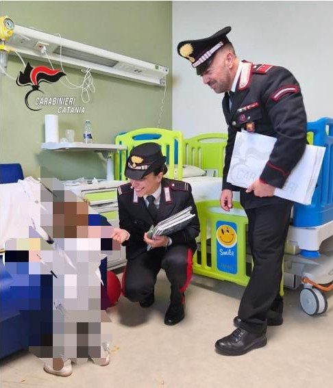 Catania, il Natale dei Carabinieri: doni e sorrisi ai bambini ricoverati