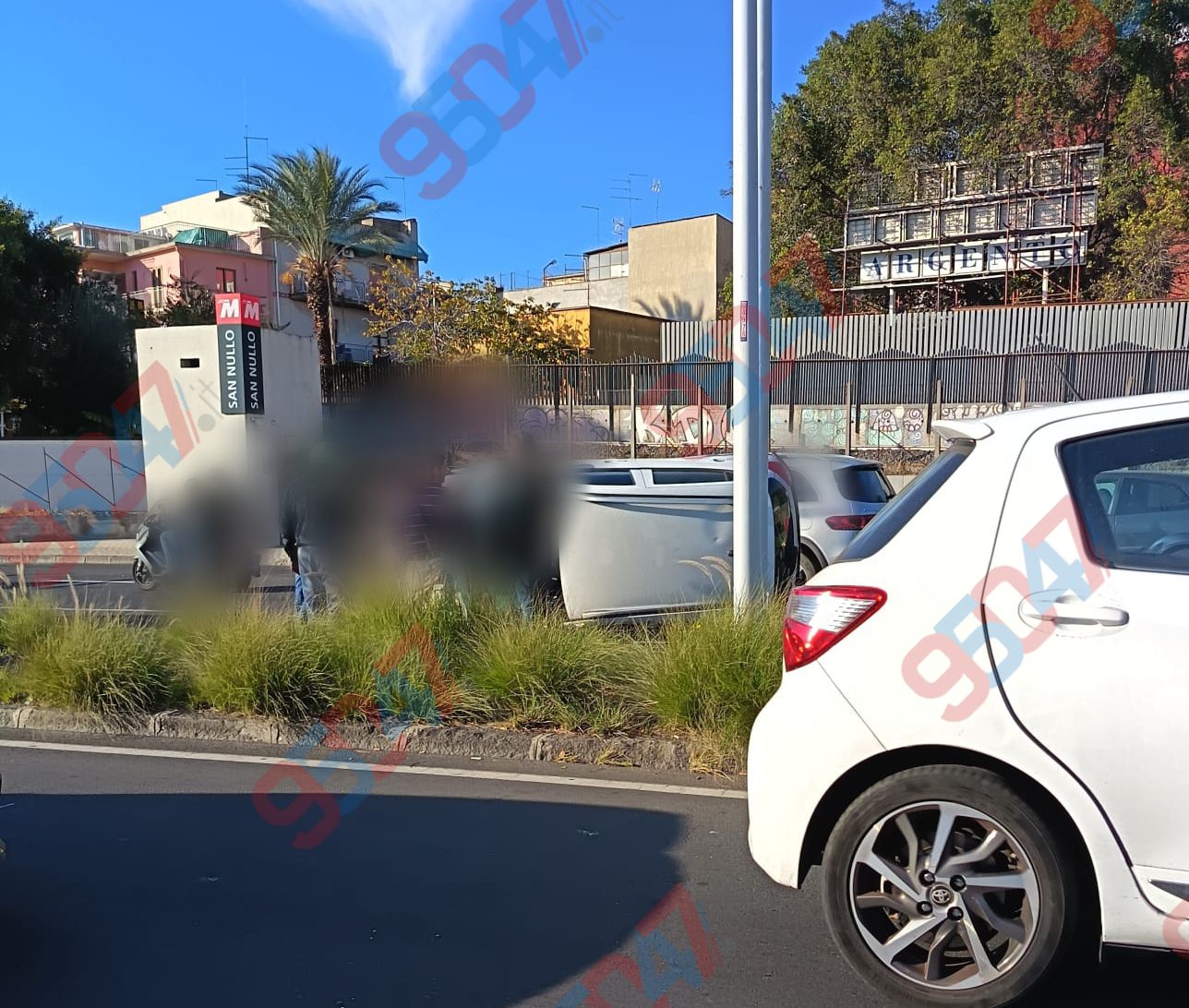 Incidente sulla circonvallazione di Catania: auto si ribalta nei pressi della metro San Nullo. Traffico in tilt