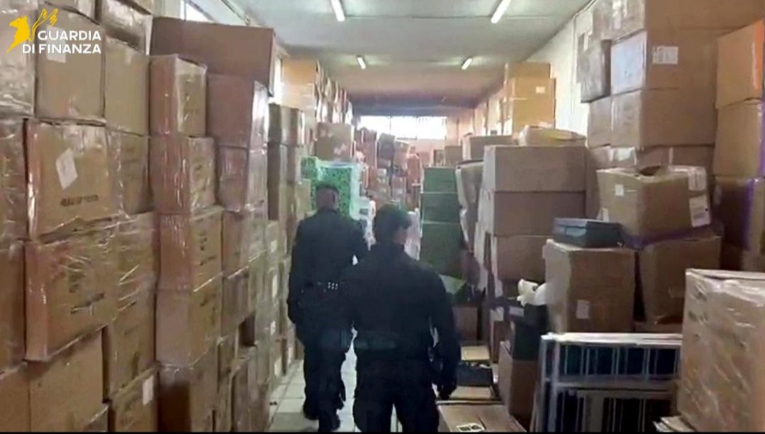 Maxi operazione contro il falso tra Catania e Misterbianco sequestrati 2 milioni di capi falsi, valore oltre 15 milioni di euro