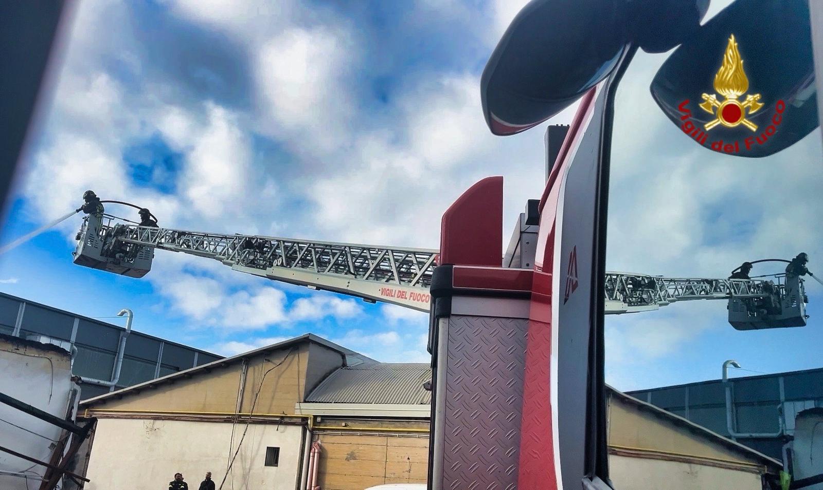 Catania, fiamme distruggono centro benessere e due negozi: brucia ancora la Zona Industriale