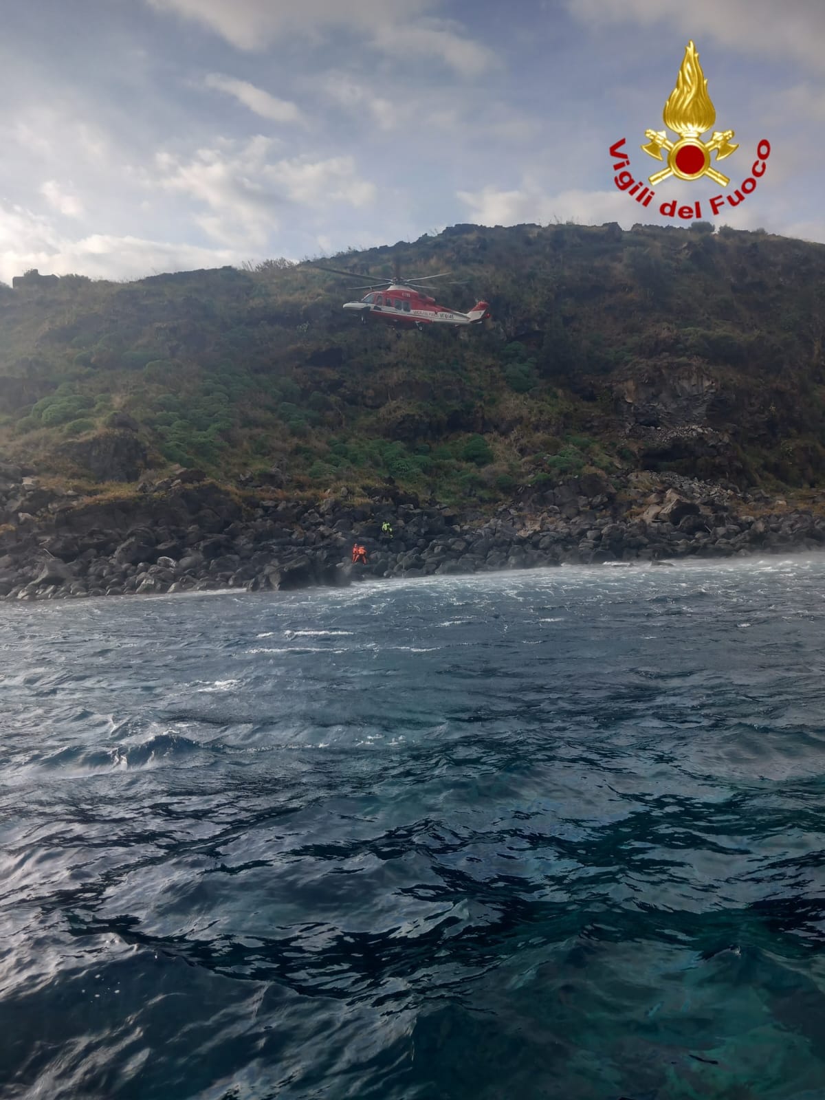 Acireale, cade sulla scogliera della Timpa, intervento aereo dei Vigili del Fuoco per salvare una 58enne