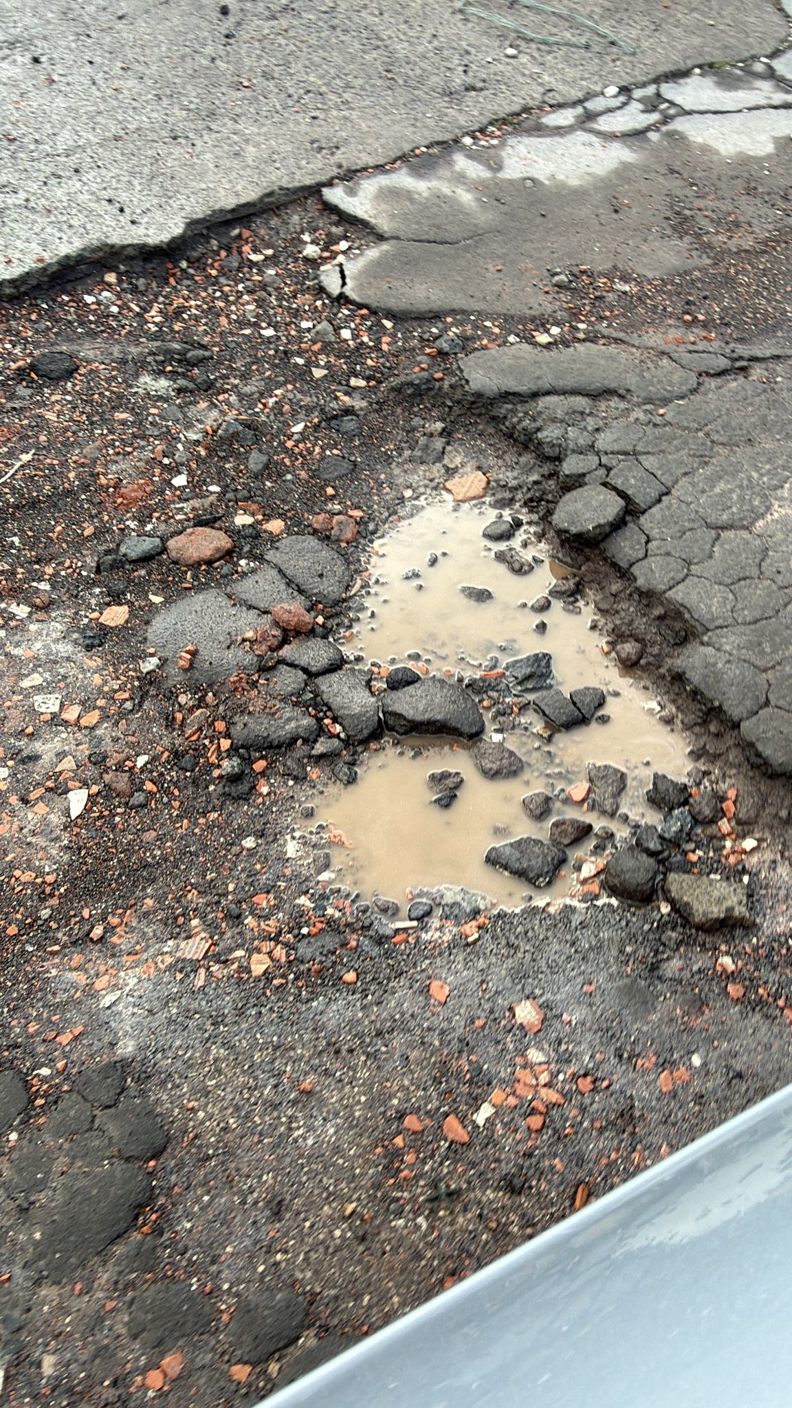 Paternò–Belpasso, "Salita delle tre case” : dopo mesi la situazione peggiora. Con la pioggia salta il manto stradale