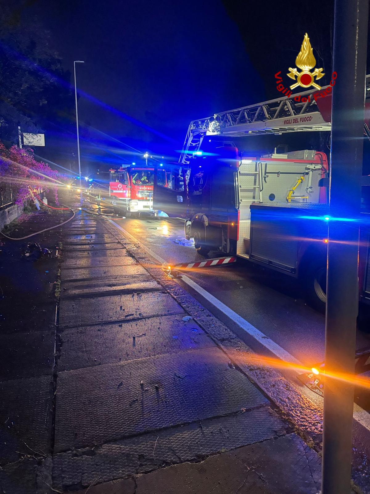 Catania, fiamme distruggono centro benessere e due negozi: brucia ancora la Zona Industriale