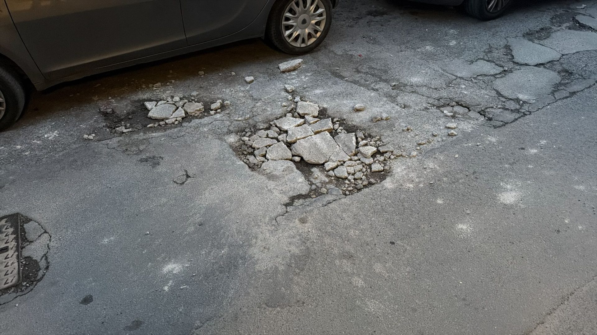 Paternò, buche sempre più pericolose: nuove segnalazioni e foto da diverse zone della città