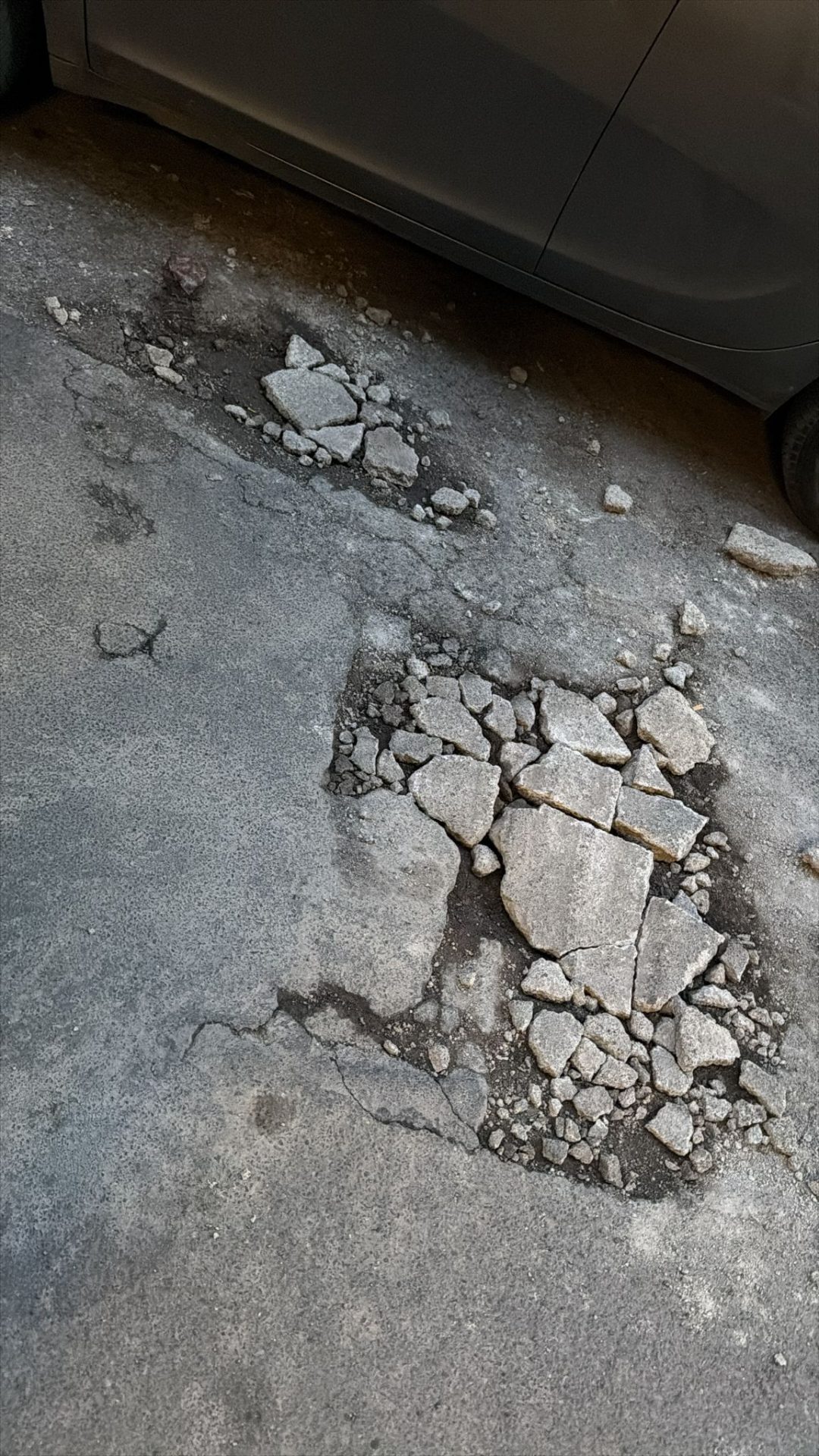 Paternò, buche sempre più pericolose: nuove segnalazioni e foto da diverse zone della città