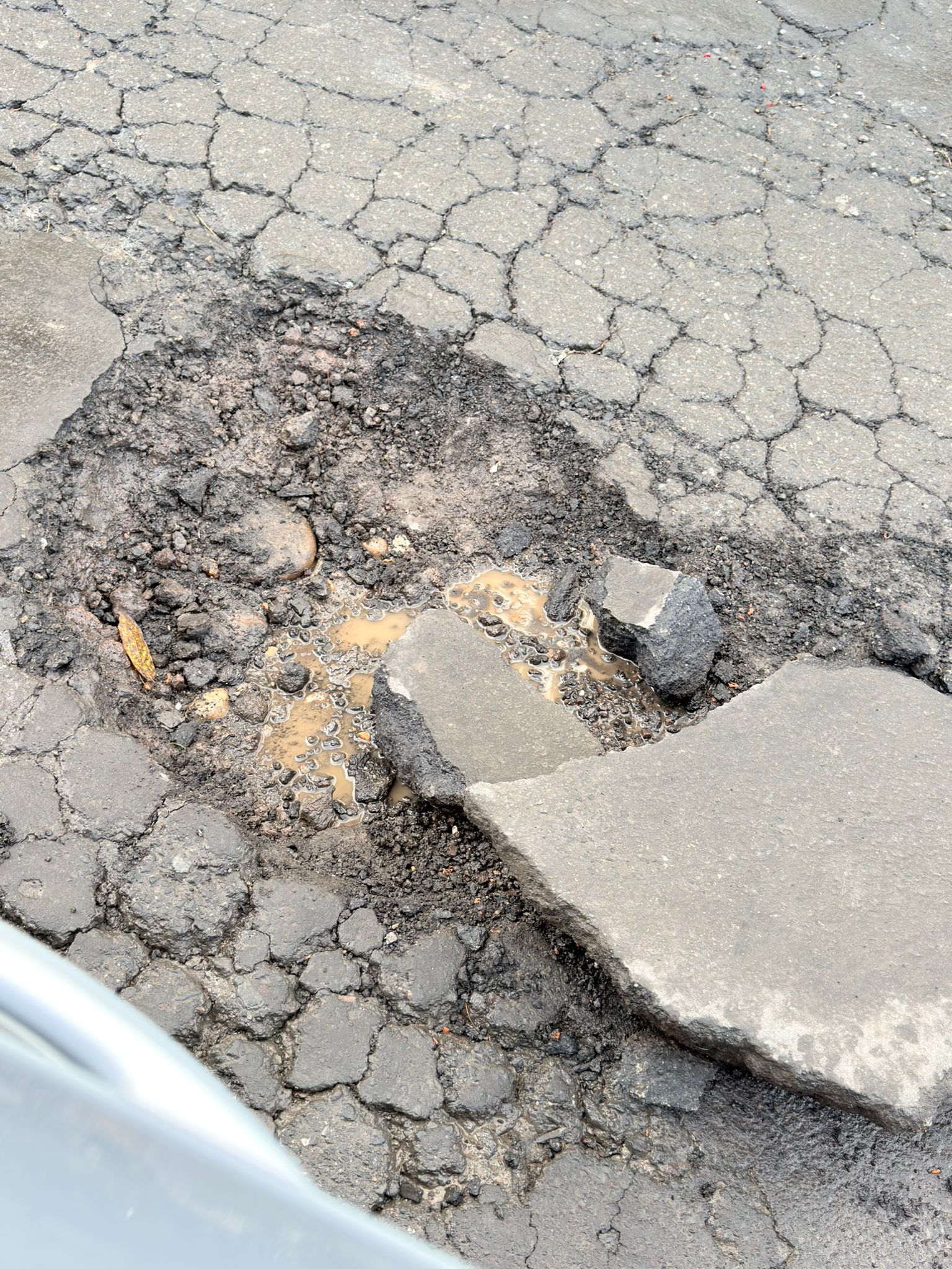 Paternò–Belpasso, "Salita delle tre case” : dopo mesi la situazione peggiora. Con la pioggia salta il manto stradale