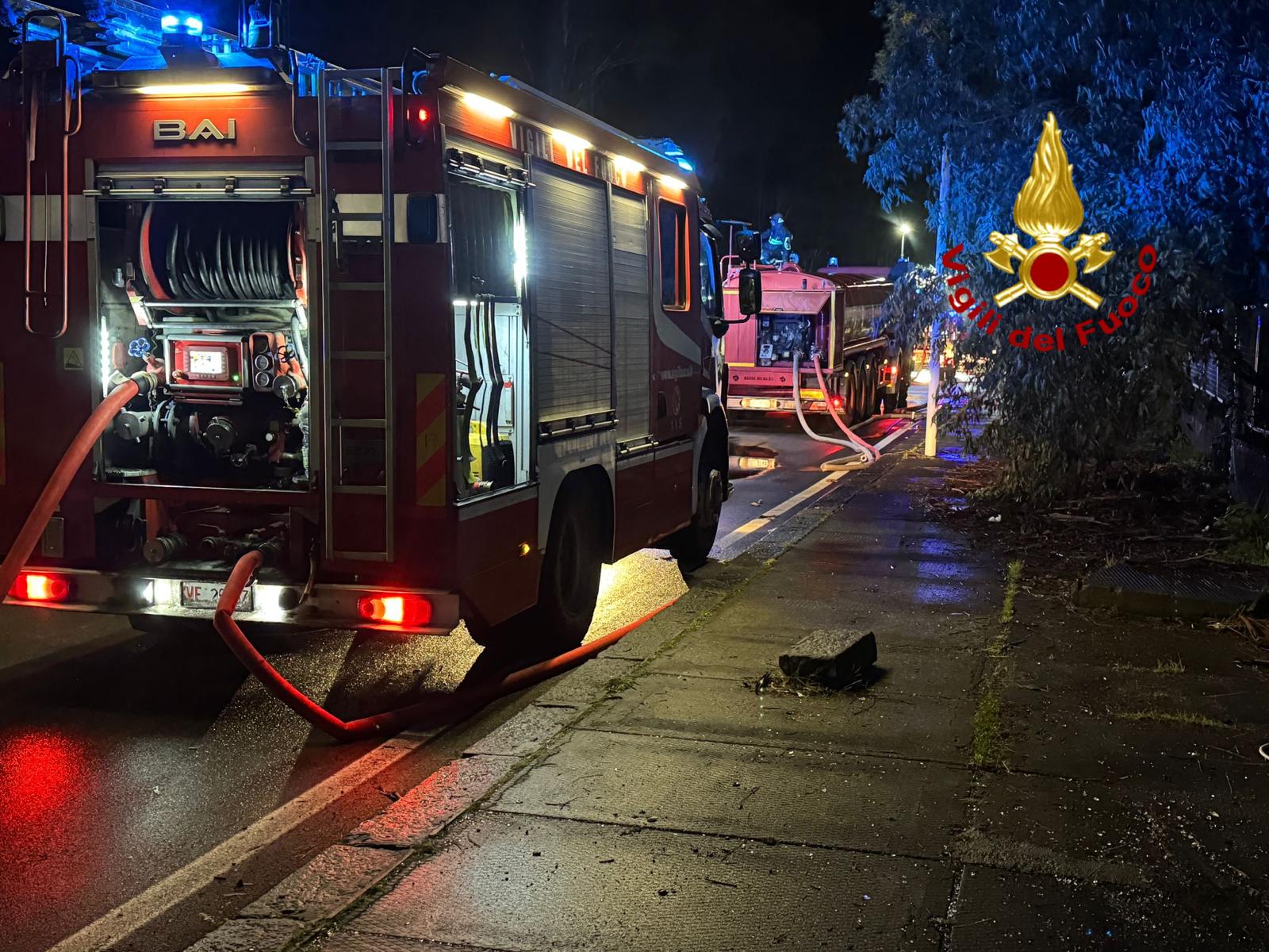 Catania, fiamme distruggono centro benessere e due negozi: brucia ancora la Zona Industriale