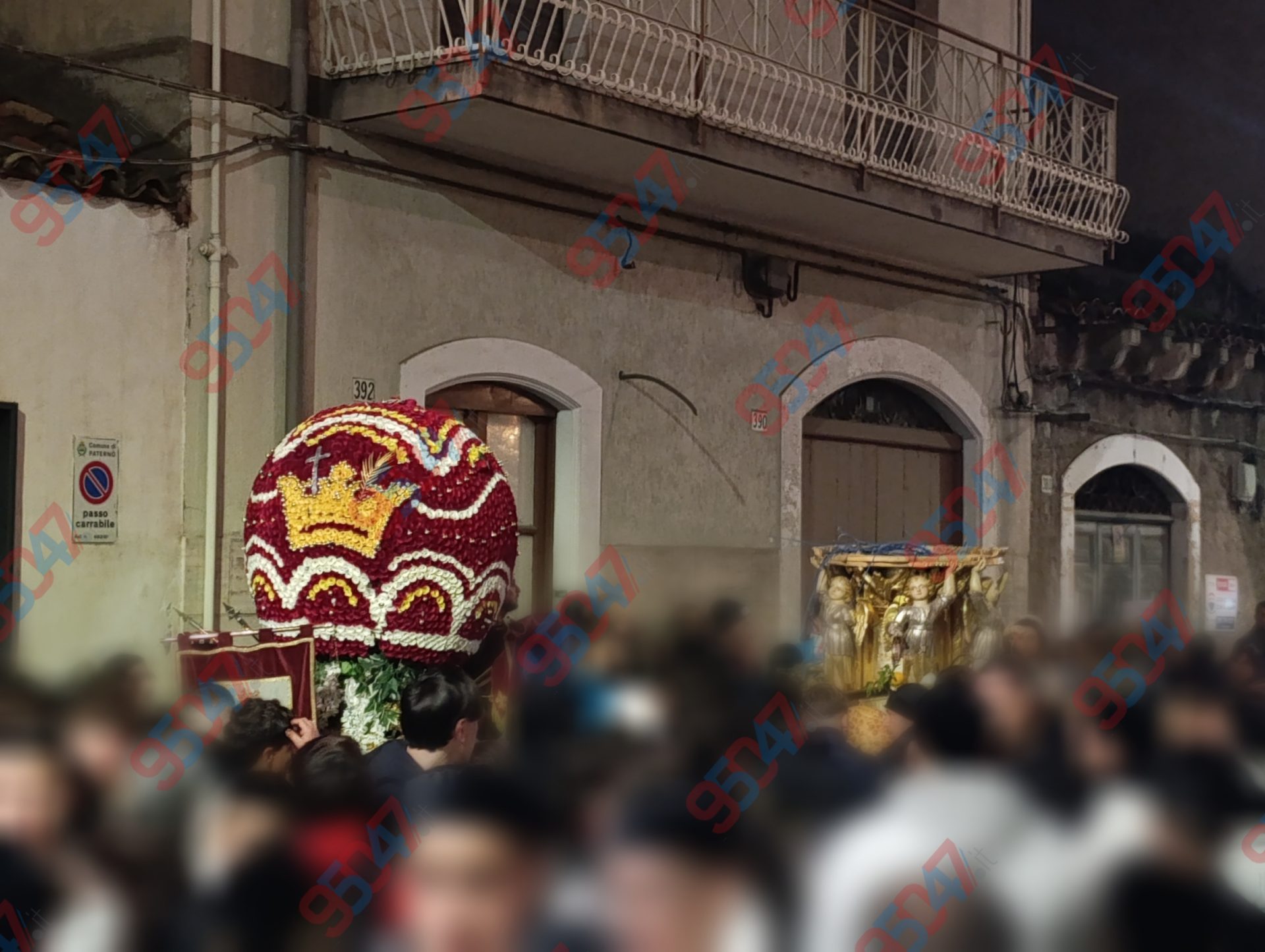 Paternò, imprevisto alla festa di Santa Barbara 2025: la varetta dei panettieri si spezza durante la processione