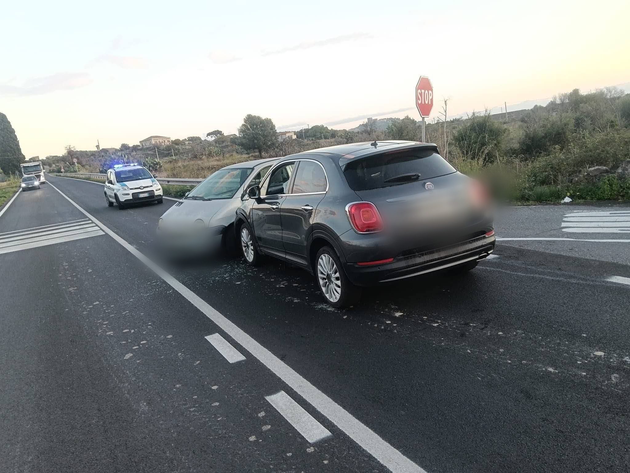 Paternò, scontro tra due auto sulla vecchia SS121 in contrada Schettino: due feriti