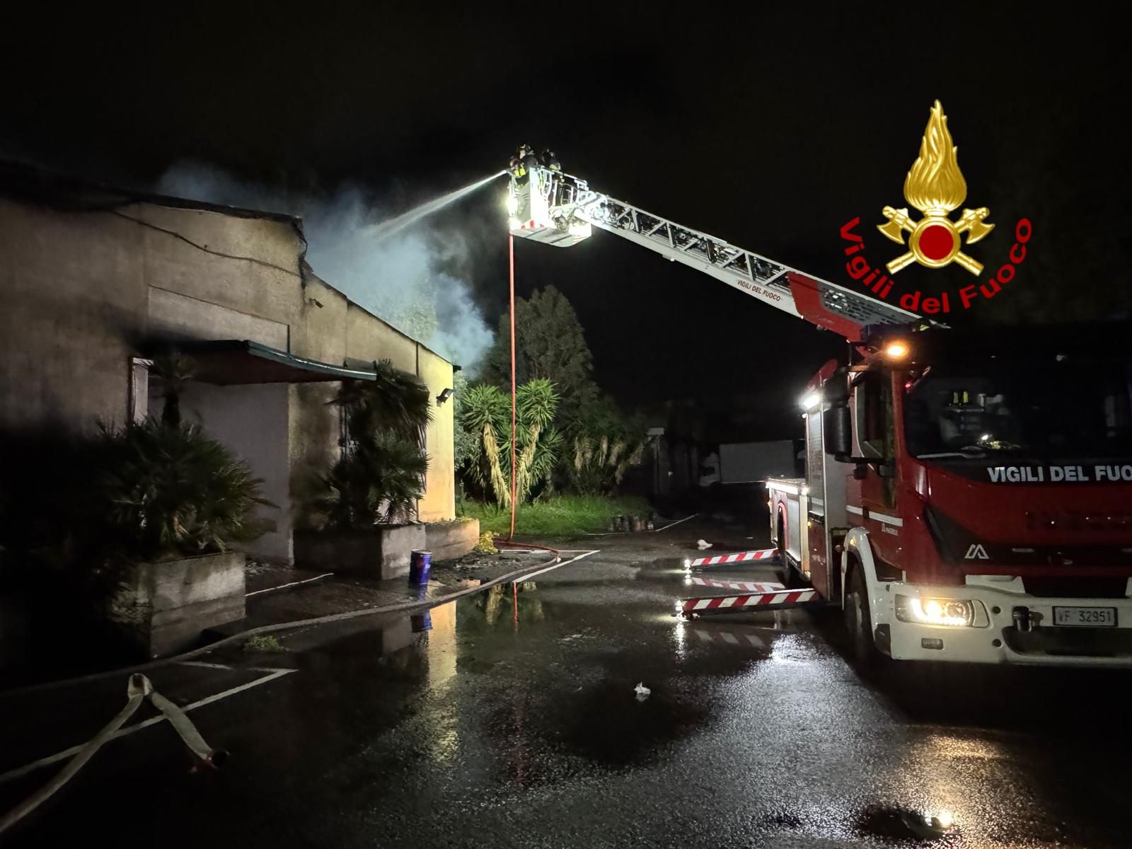 Catania, fiamme distruggono centro benessere e due negozi: brucia ancora la Zona Industriale