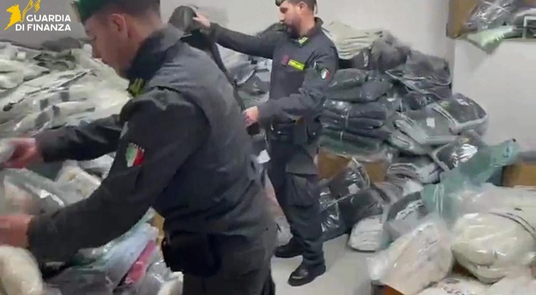 Maxi operazione contro il falso tra Catania e Misterbianco sequestrati 2 milioni di capi falsi, valore oltre 15 milioni di euro