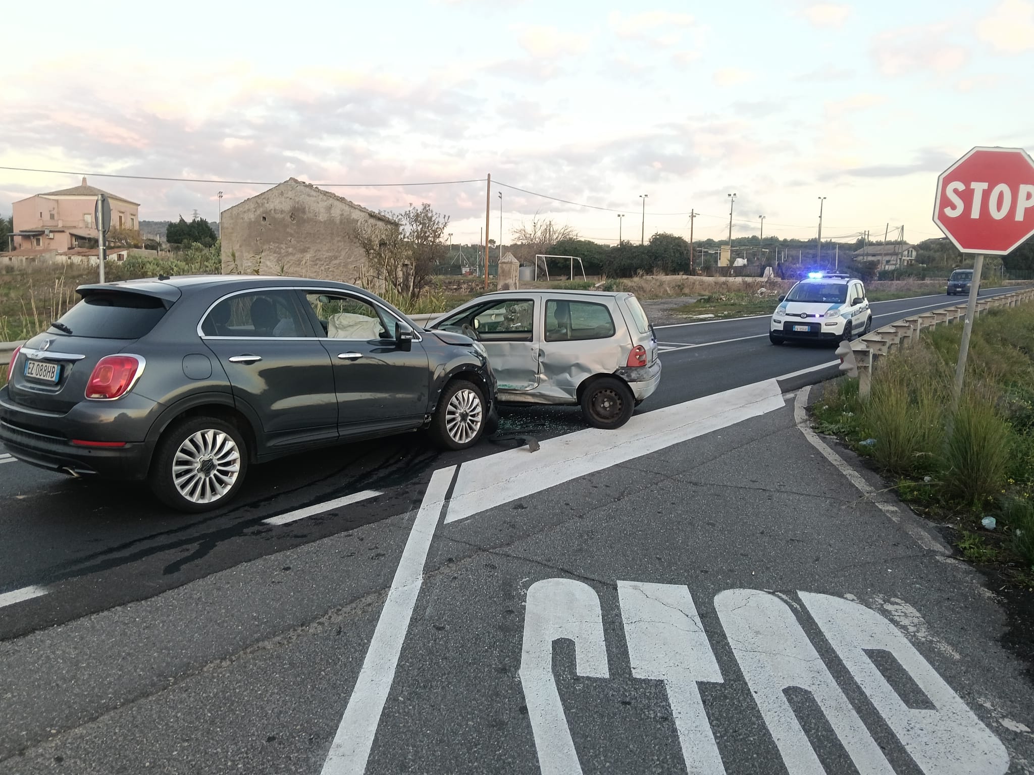 Paternò, scontro tra due auto sulla vecchia SS121 in contrada Schettino: due feriti
