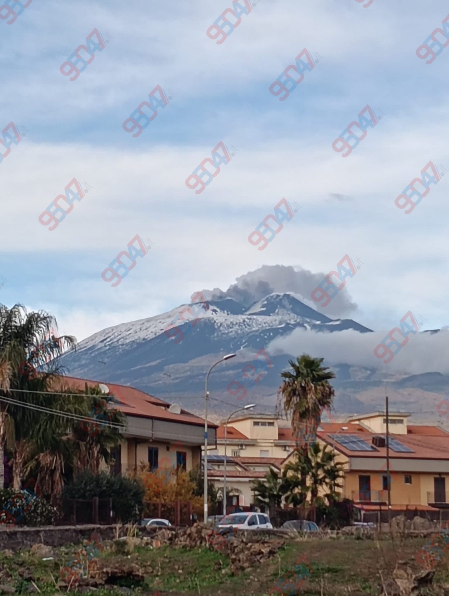 Etna, piccoli sbuffi scuri dalla cima: fenomeno lieve ma molto evidente
