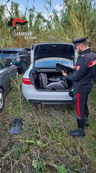 Cinque auto di lusso rubate scoperte nelle campagnr alle spalle del cimitero di Catania