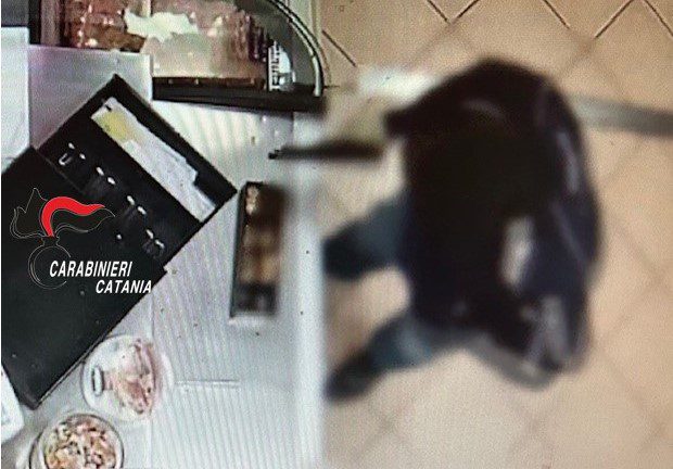 Paternò, rapine a “Acqua e Sapone” e in macelleria: due arrestati, il video