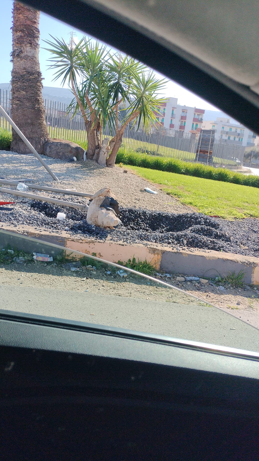 Momenti di paura a Comiso: tir finisce fuori strada, autista catanese grave. Possibile malore alla guida