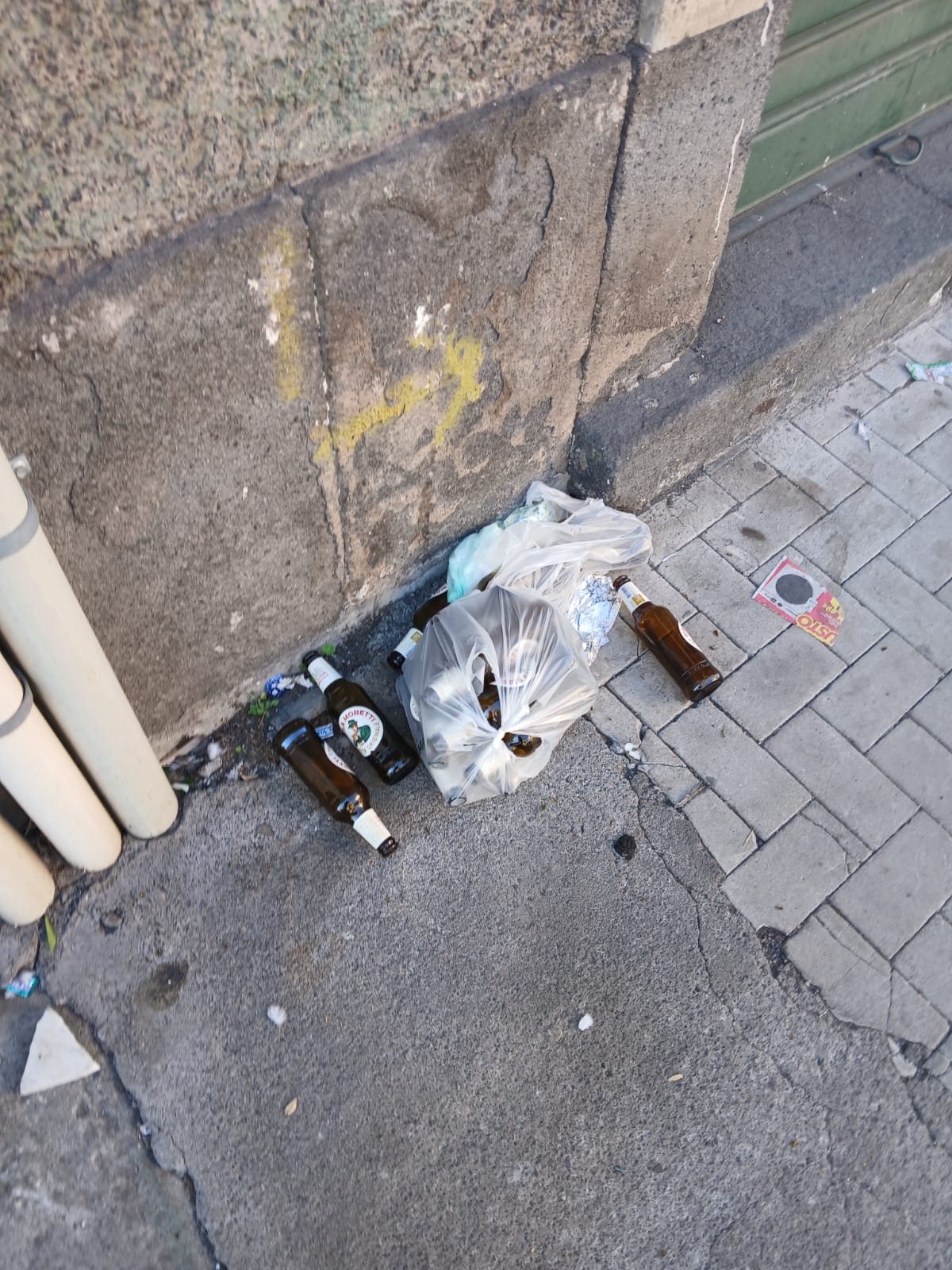 Paternò, segnalazione dal centro storico: “Scene di degrado in via G.B. Nicolosi. Siamo stufi”