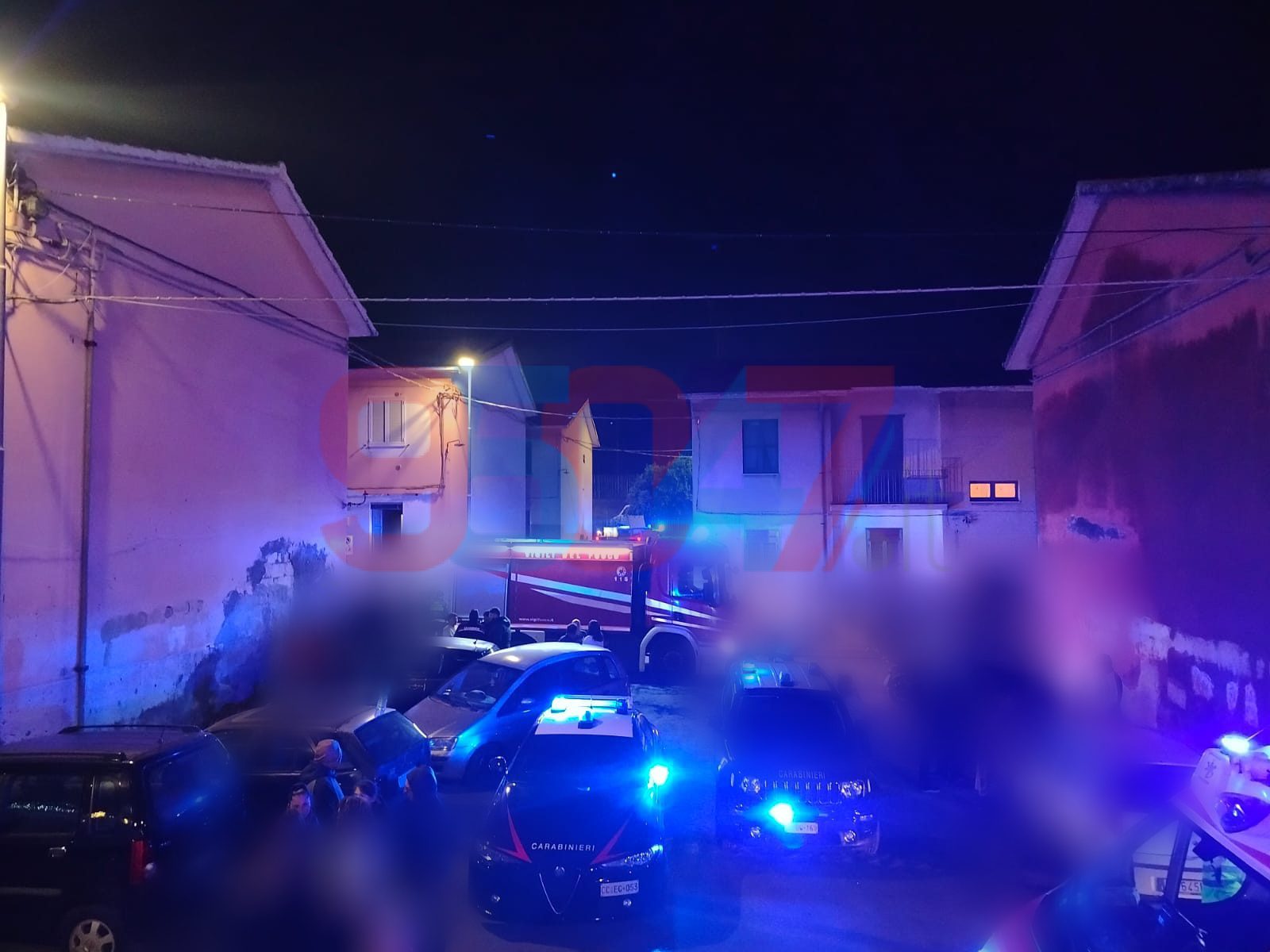 Paura nella notte a Paternò: incendio in un appartamento di via Giovanni Verga, due persone trasferite in ospedale